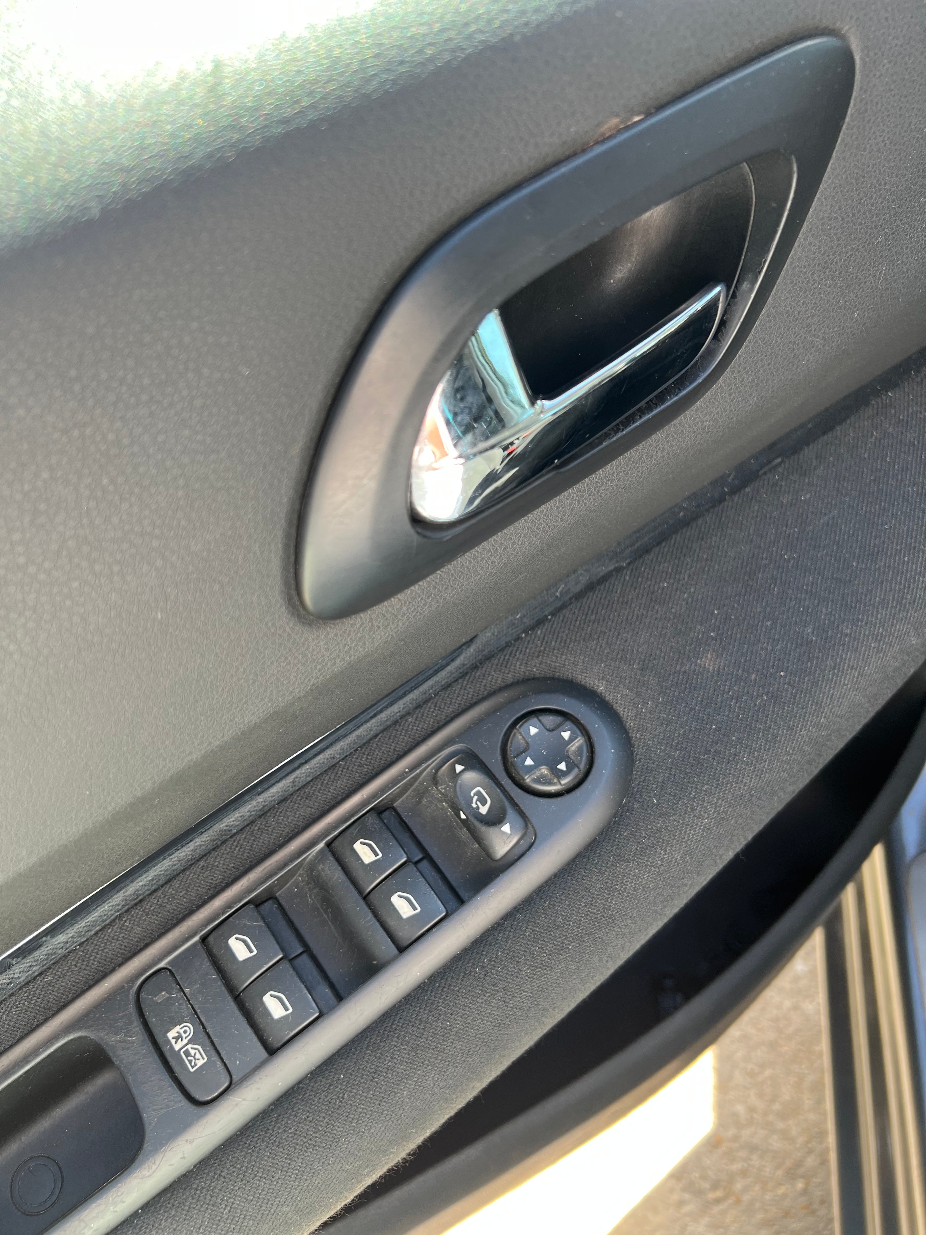 Peugeot 5008 1.6 HDi ALLURE Peugeot 5008 1.6 HDi ALLURE