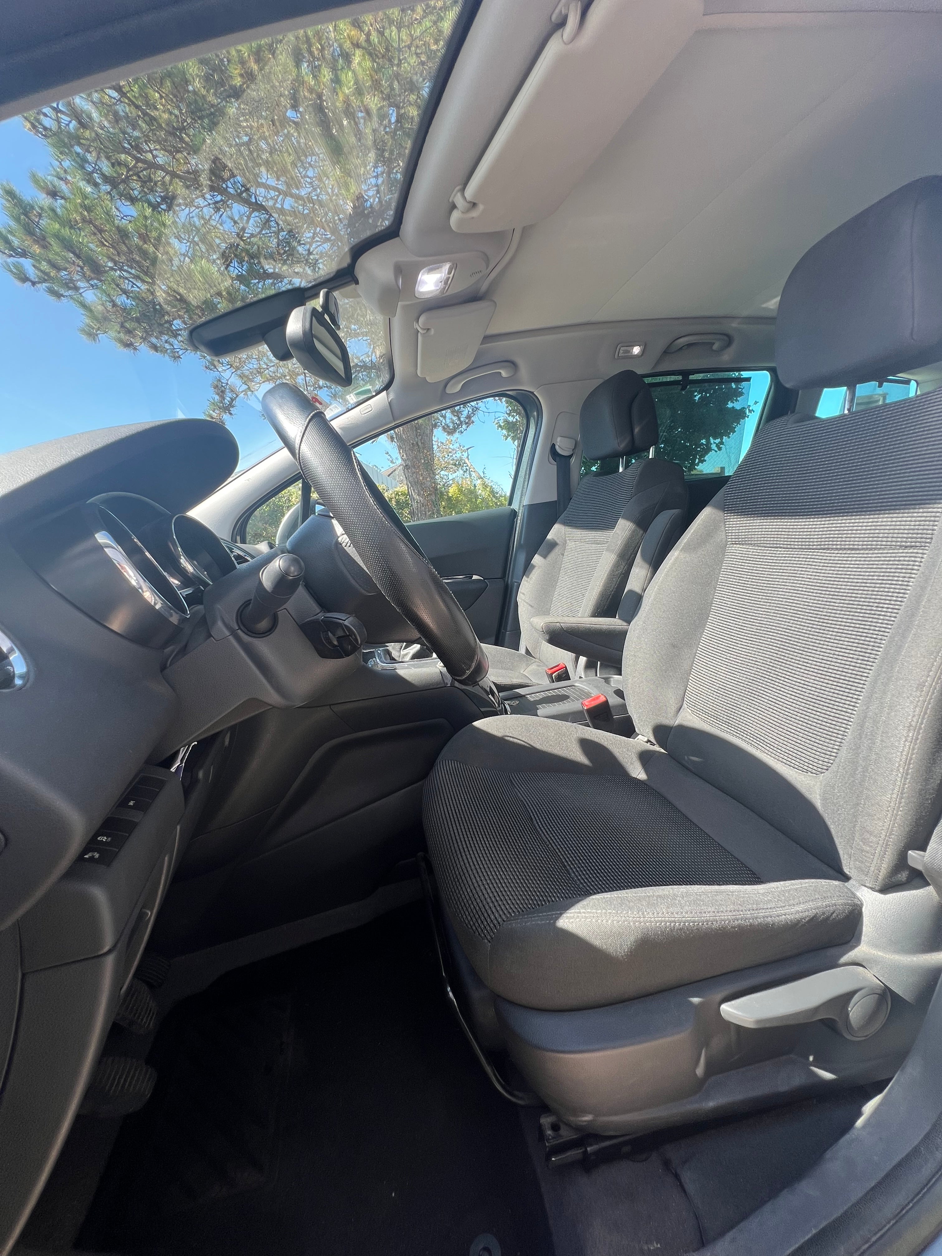 Peugeot 5008 1.6 HDi ALLURE Peugeot 5008 1.6 HDi ALLURE