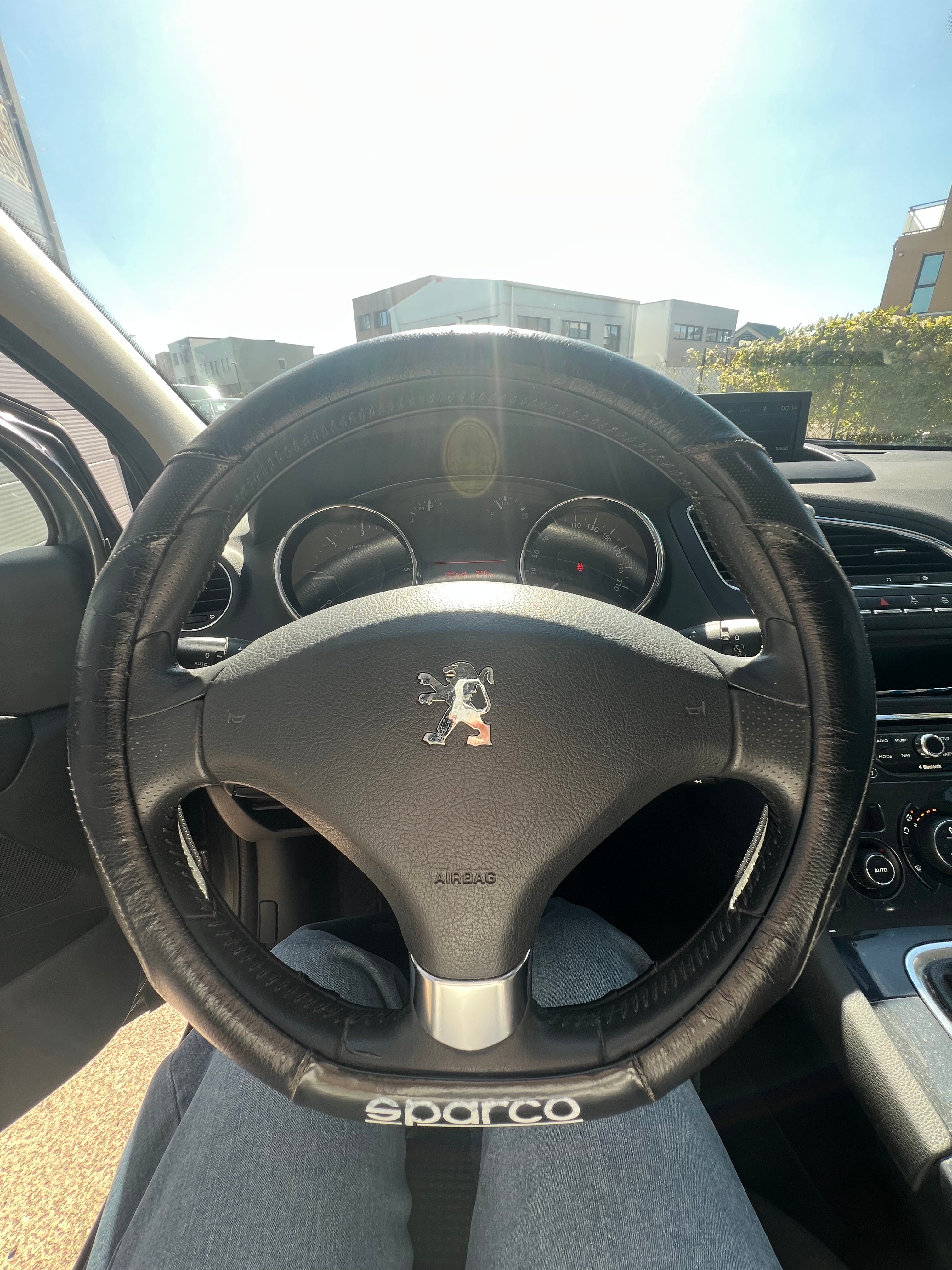 Peugeot 5008 1.6 HDi ALLURE Peugeot 5008 1.6 HDi ALLURE