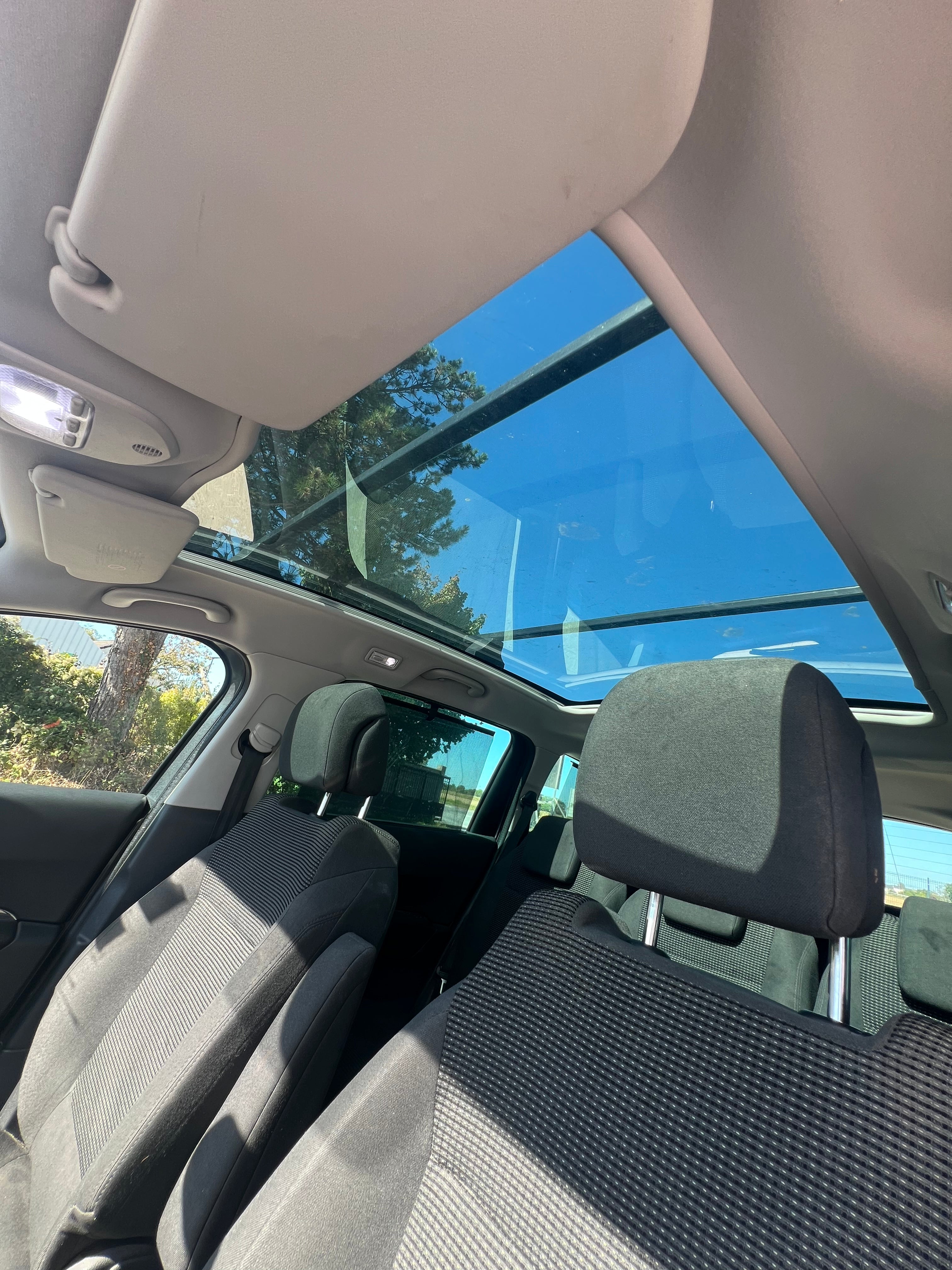 Peugeot 5008 1.6 HDi ALLURE Peugeot 5008 1.6 HDi ALLURE