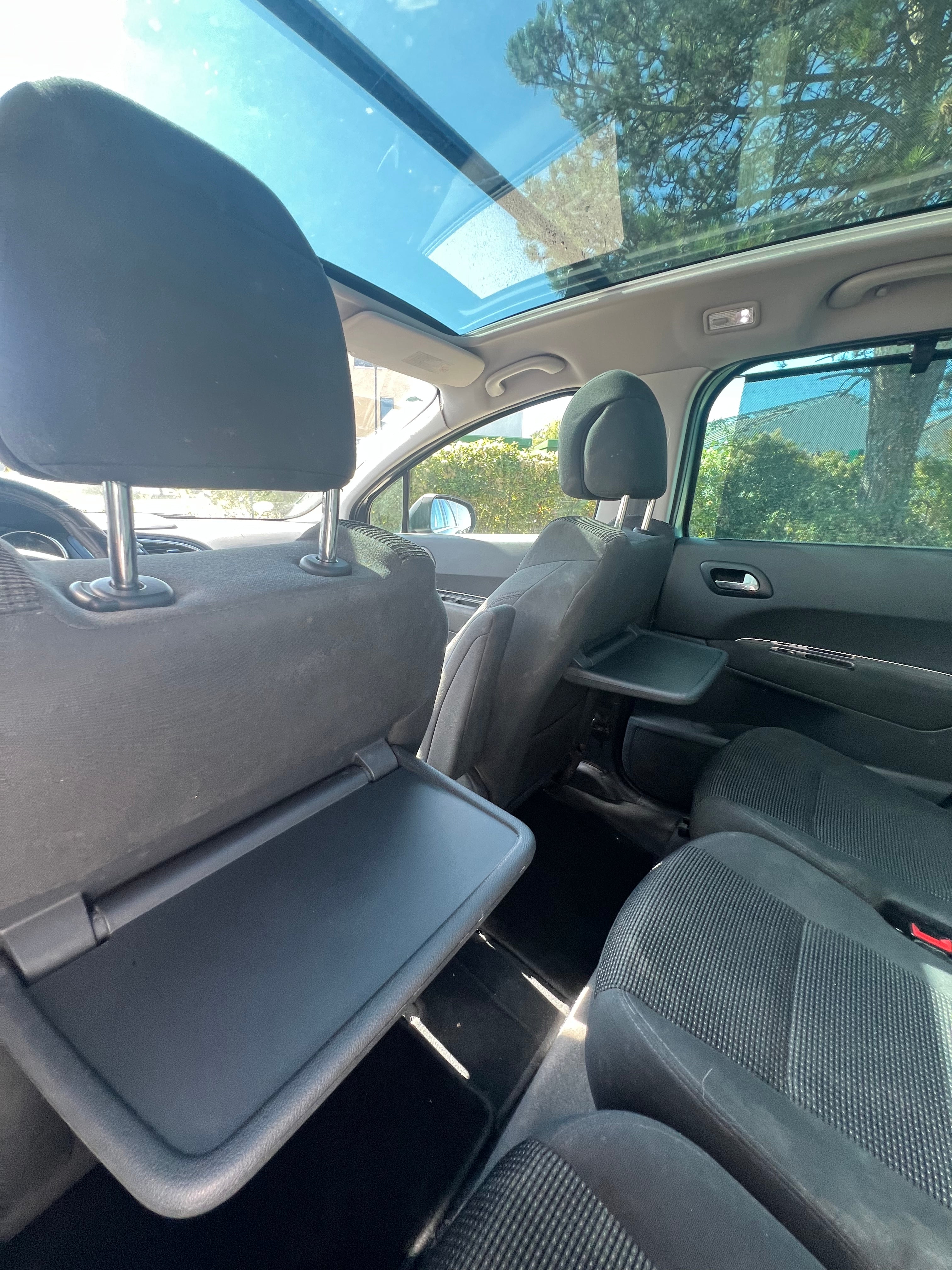 Peugeot 5008 1.6 HDi ALLURE Peugeot 5008 1.6 HDi ALLURE