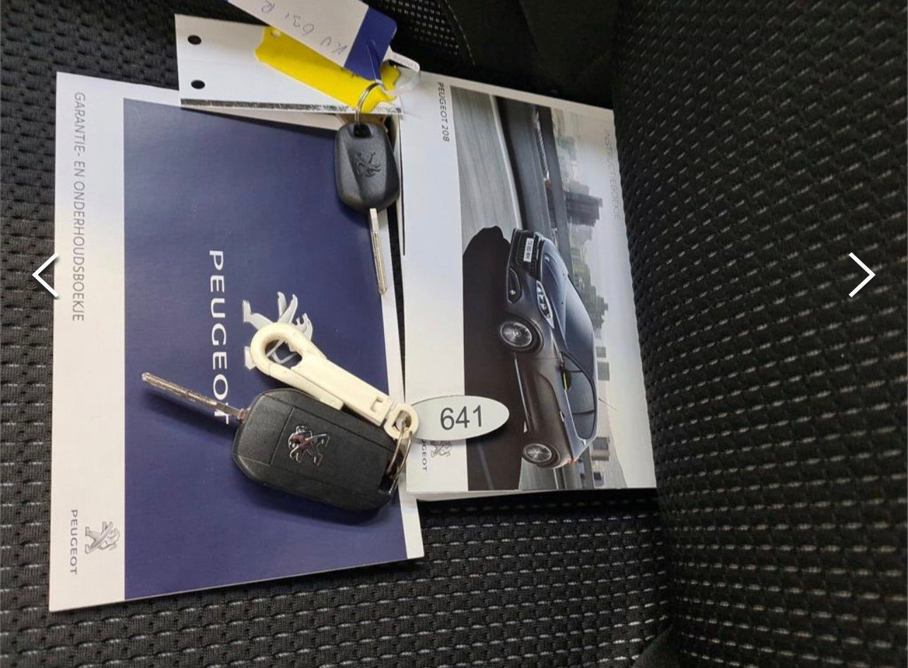 Peugeot 208 - Essence - auto - 1.2 PureTech 110 cv (#107) Peugeot 208 - Essence - auto - 1.2 PureTech 110 cv (#107)